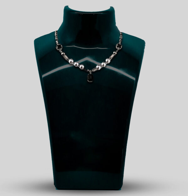 Elegant Black & Pearl Chain Necklace - Image 4