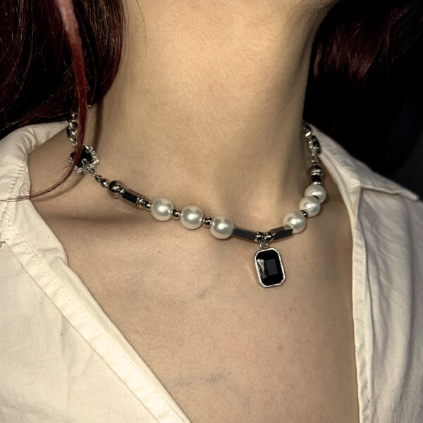 Elegant Black & Pearl Chain Necklace - Image 3